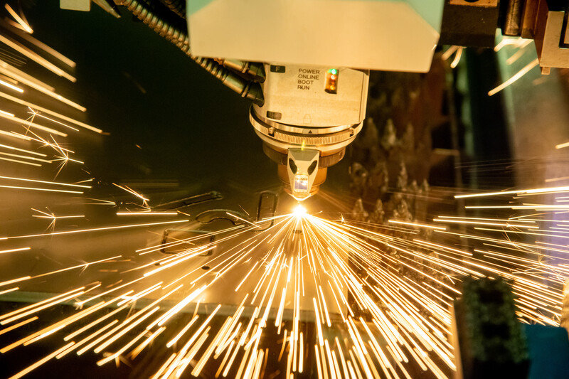 Preparación automática de bordes para la soldadura durante el corte por láser